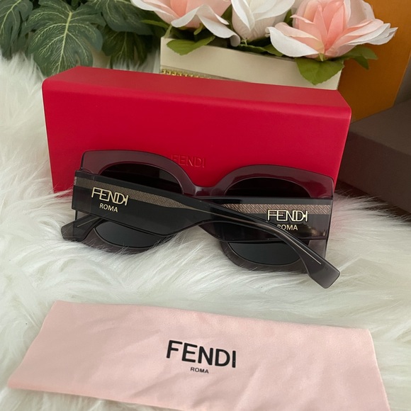❗️SOLD❗️Fendi sunglasses - Picture 2 of 7